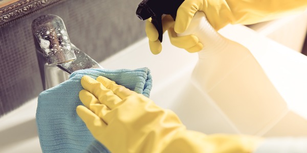 Come pulire i rubinetti del bagno in modo semplice ed efficace