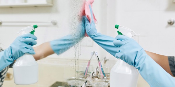 Come pulire lo specchio del bagno in 3 semplici step